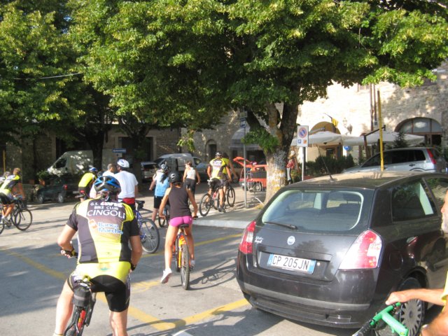 cingolibiketourpertuttipiazza.jpg